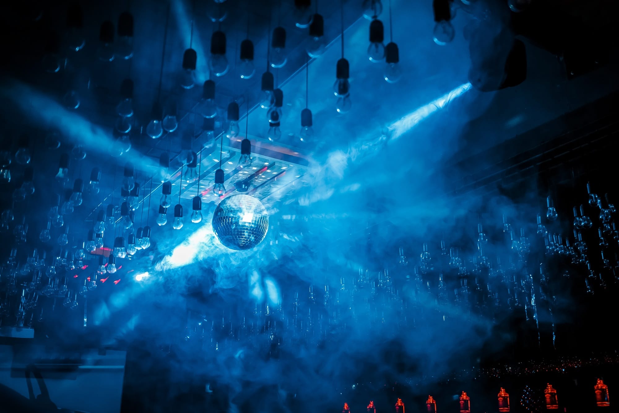 Boule à facettes dans une discothèque