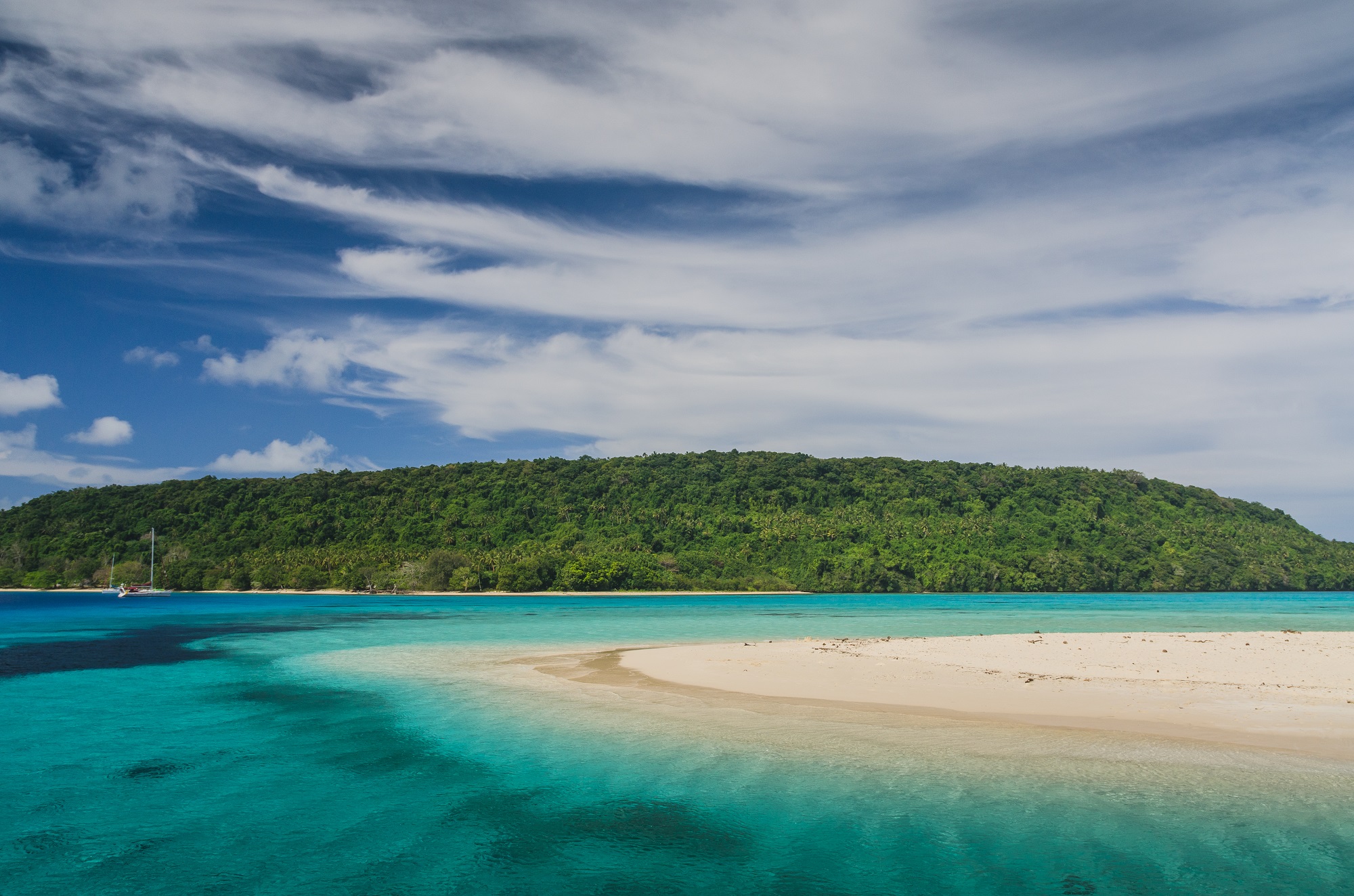 plage de sable blanc aux îles Tonga